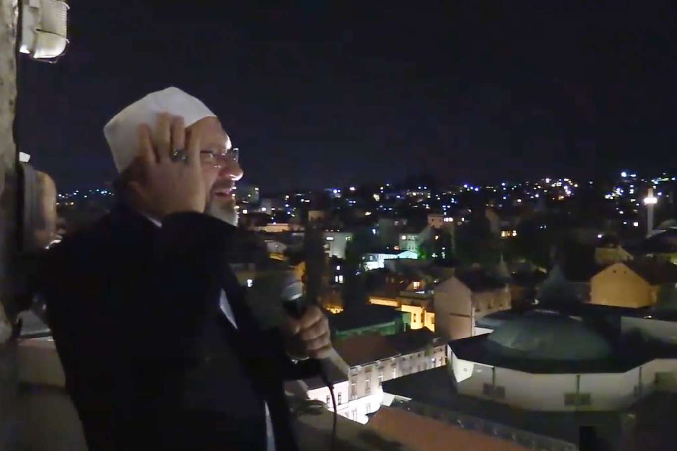Diyanet İşleri Başkanı Erbaş, Bosna Hersek'te minarede ezan okudu Diyanet İşleri Başkanı Erbaş, Bosna Hersek'te minarede ezan okudu